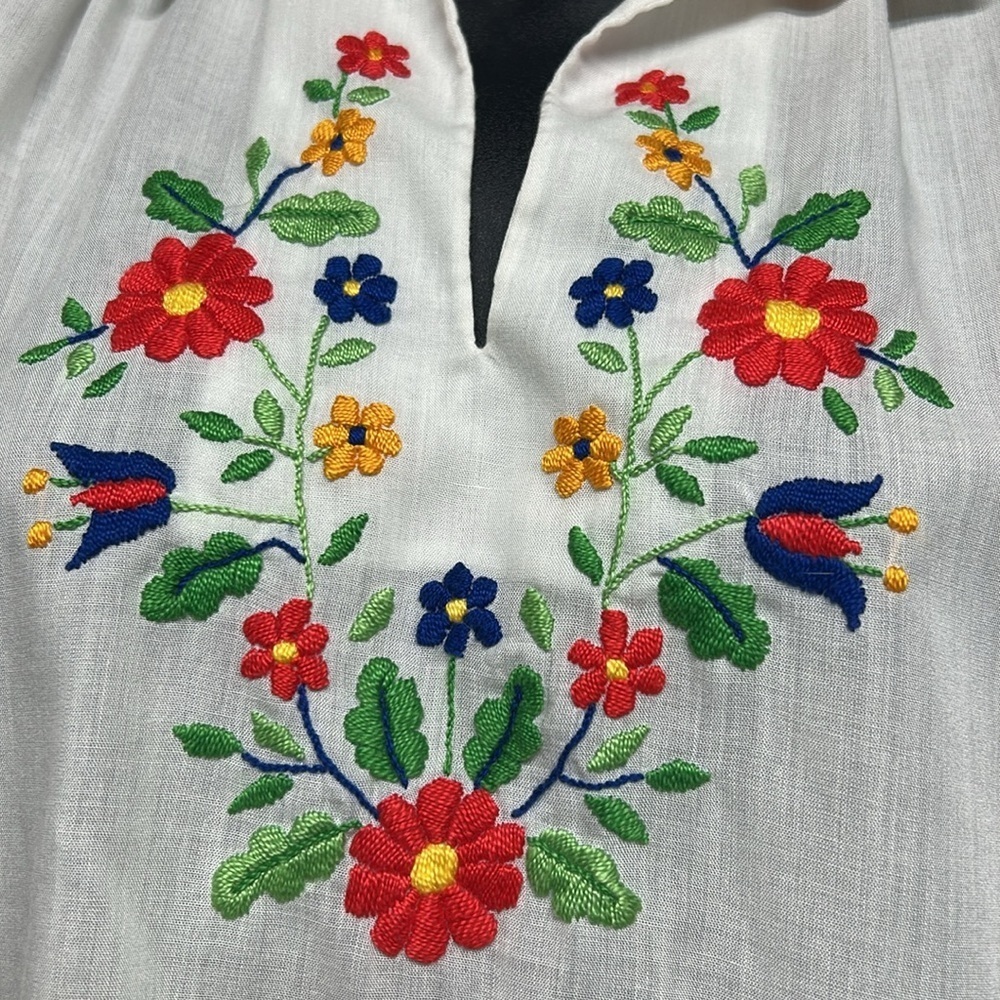Embroidered White Blouse with Floral Design small vintage handbestickt - Picture 3 of 8